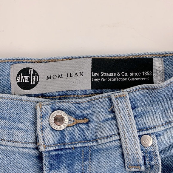 Levi’s Silver Tab MOM jeans Size 28 Light wash denim Distressed tapered Leg - Picture 5 of 14